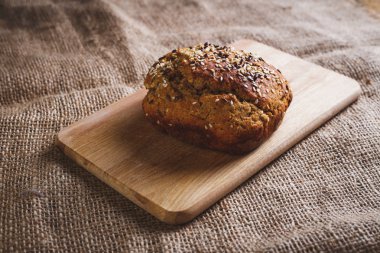 ev yapımı taze pişmiş ekmek rustik ahşap zemin üzerine