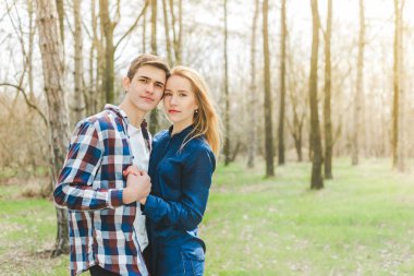 Güzel genç çift bahar bahçe içinde sarılma sevgi dolu