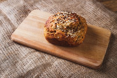 Ev yapımı taze pişmiş ekmek rustik ahşap zemin üzerine