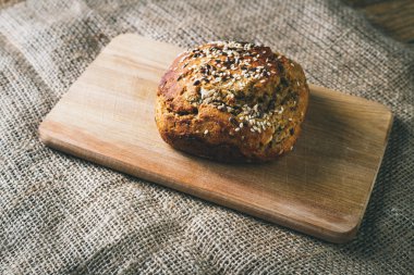 Ev yapımı taze pişmiş ekmek rustik ahşap zemin üzerine