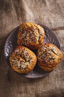 Ahşap arka plan üzerinde taze pişmiş ev yapımı ekmek