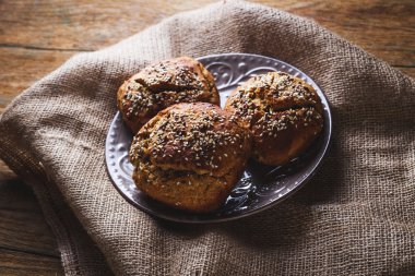 ev yapımı taze pişmiş ekmek rustik ahşap zemin üzerine