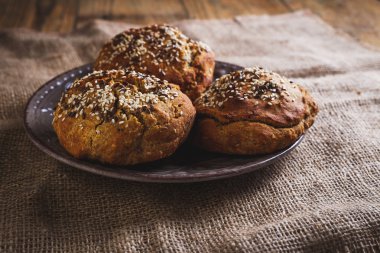 Ahşap arka plan üzerinde taze pişmiş ev yapımı ekmek