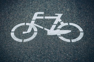 asfalt üzerinde bisiklet yol levhası