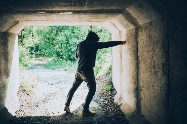 Homme déprimé dans le tunnel — Photo