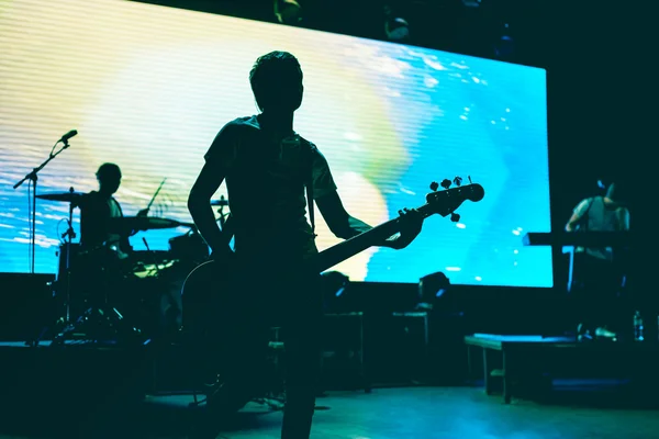 Luz de fondo borrosa en concierto de rock — Foto de Stock