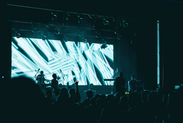 Rock konseri üzerinde ışık arka plan bulanık