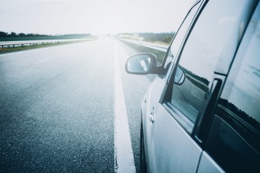 arka plan bulanıklık hareket ile yolda araba