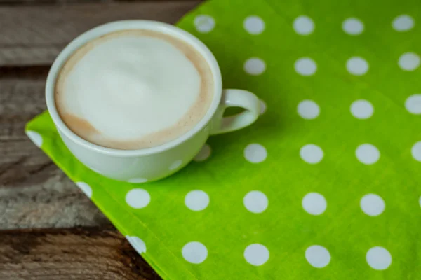 Hot cuppuccino na drewnianym stole — Zdjęcie stockowe