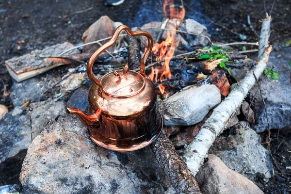 Kamp ateşi üzerinde asılı metal kamp su ısıtıcısı — Stok fotoğraf