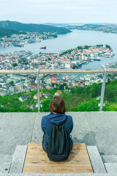Miasto Bergen w Norwegii widok ze wzgórza z dziewczyna — Zdjęcie stockowe