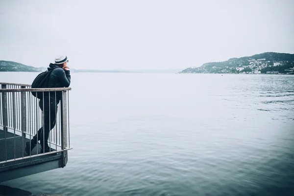 바다 해안을 따라 서 있는 세련 된 여자 — 스톡 사진