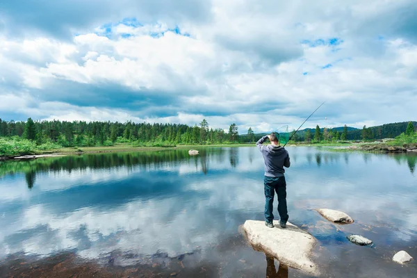 Man flugfiske i Norge — Stockfoto