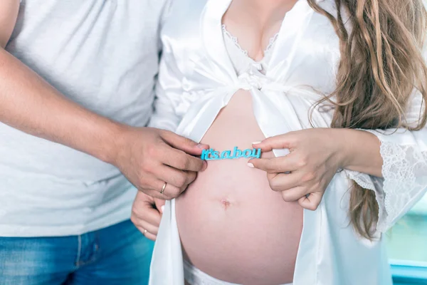 Pareja feliz esperando un bebé — Foto de Stock