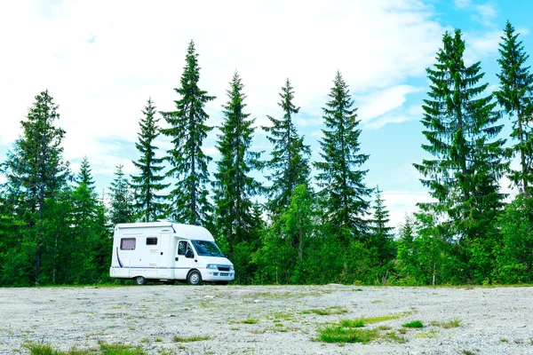 Touristischer Wohnwagen, der in einem Wald übernachtet. Komfort und Freiheit. — Stockfoto