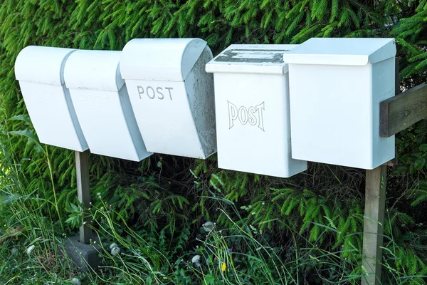 Posta kutusunun önünde bir ev. — Stok fotoğraf