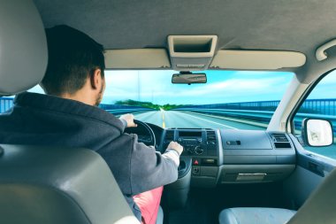 Modern araba direksiyon simidi ve el Closeup sürüş