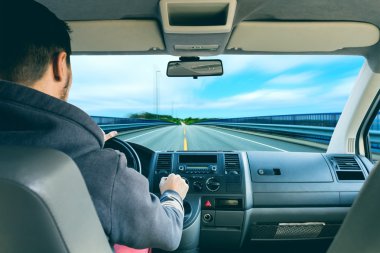 Modern araba direksiyon simidi ve el Closeup sürüş