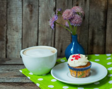 Cappuccino ve cupcake vintage ahşap zemin üzerine