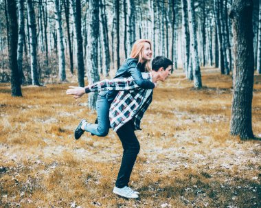 Genç çift sonbahar parkta eğleniyor