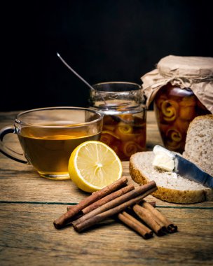 Kahvaltı bir kaba ahşap arka plan üzerinde ayarla