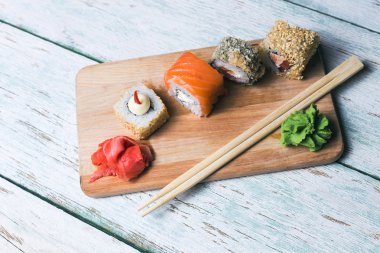 Suşi bir ahşap tepsi üzerinde ayarla