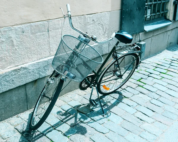 아늑한 꽉 유럽 거리에 오래 된 골동품 hipster 자전거 — 스톡 사진