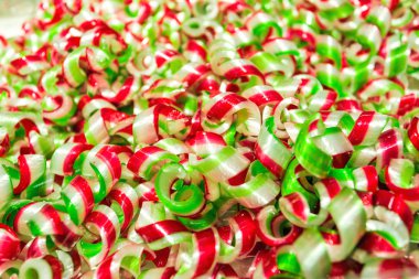 Bir arka plan üzerine karamel şekerler