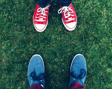 Gençlik spor ayakkabılar bacaklar ve güneşli yaz gün boyunca çim