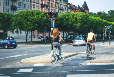 İki bisikletçiler şehir meşgul parçası yaklaşıyor