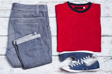 Mens rahat kıyafet ahşap arka plan üzerinde