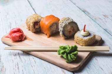 Ahşap bir gemide suşi rulo