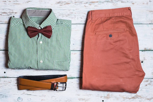 Pantolon, Ayakkabı, gömlek ve beyaz vintage arka plan üzerinde kemer