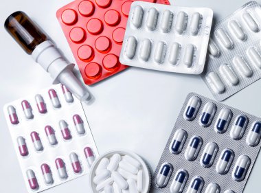 Beyaz arka planda tıbbi ilaçlar