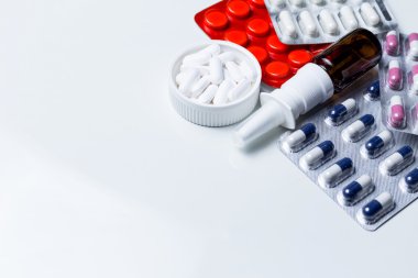 Beyaz arka planda tıbbi ilaçlar