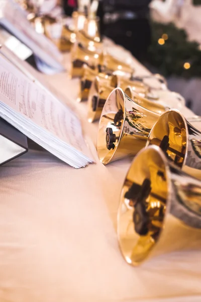 Handbells tablo gerçekleştirmek için hazır — Stok fotoğraf