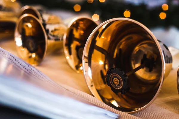 Handbells na mesa pronto para executar — Fotografia de Stock