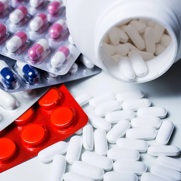 Medizinische Pillen auf weißem Hintergrund — Stockfoto
