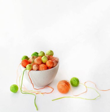 Örgü örmek için iplikli beyaz sepet.. 