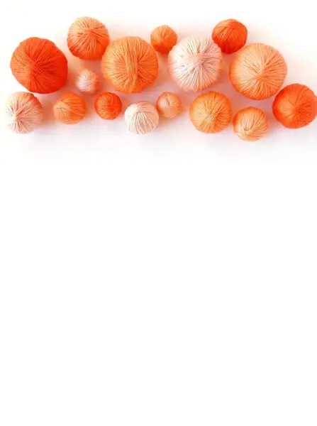Помаранчеві кульки з пряжі ізольовані на білому тлі . — стокове фото