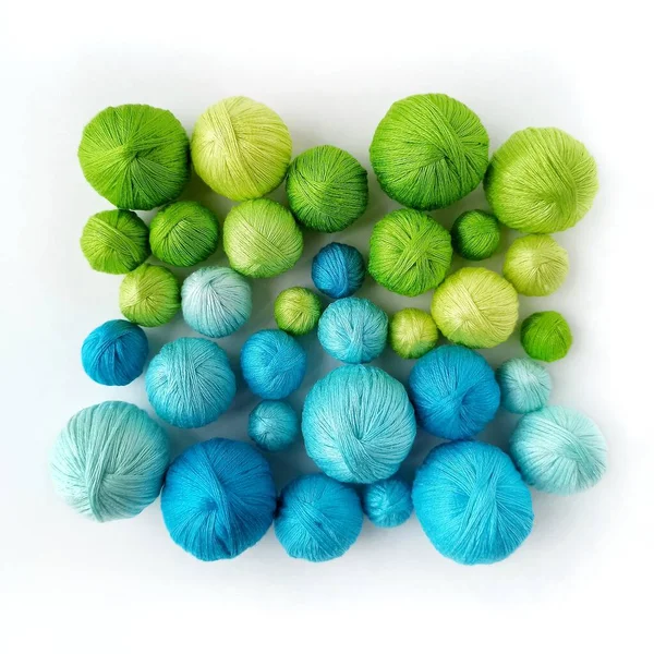 Μπλε και πράσινες μπάλες από νήματα που απομονώνονται σε λευκό φόντο. — Φωτογραφία Αρχείου