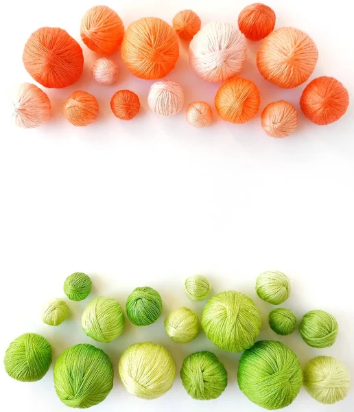 Πορτοκαλί και πράσινες μπάλες από νήματα για πλέξιμο που απομονώνονται σε λευκό φόντο. — Φωτογραφία Αρχείου