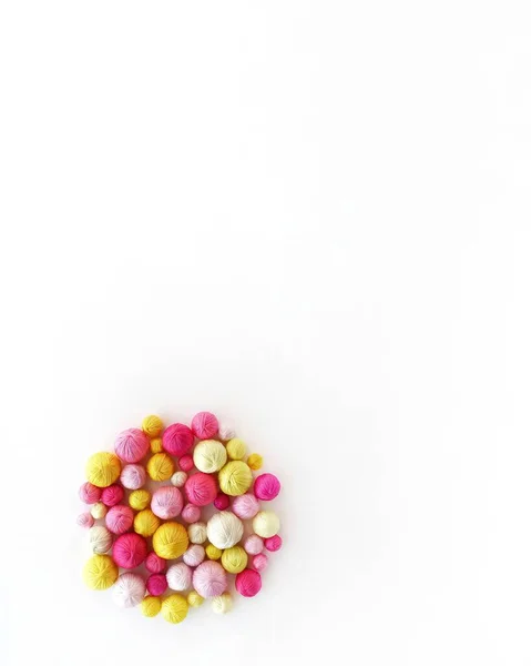 Rosa och gula nystan av garn för stickning isolerad på vit botten. — Stockfoto