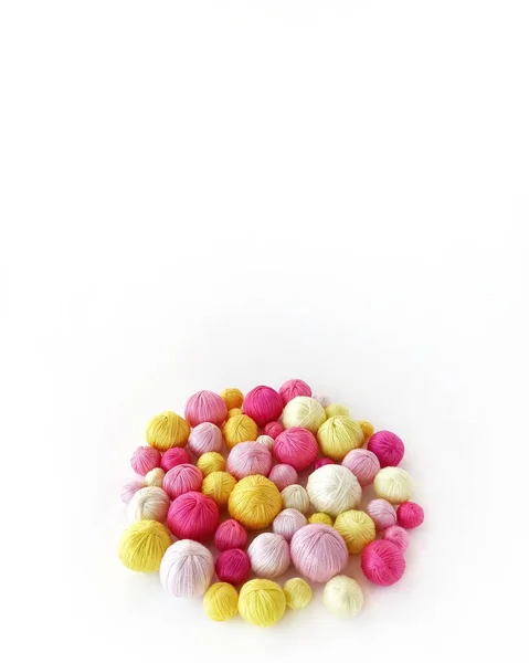 Χρώμα νήματος για πλέξιμο. Κίτρινο και ροζ μπάλες από νήματα. — Φωτογραφία Αρχείου