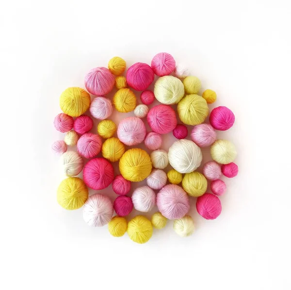 Χρώμα νήματος για πλέξιμο. Κίτρινο και ροζ μπάλες από νήματα. — Φωτογραφία Αρχείου