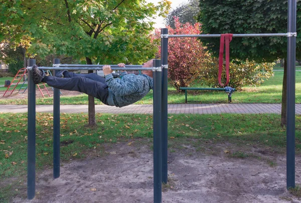 Homem Anos Fazendo Esportes Bares Irregulares Livre Parque — Fotografia de Stock