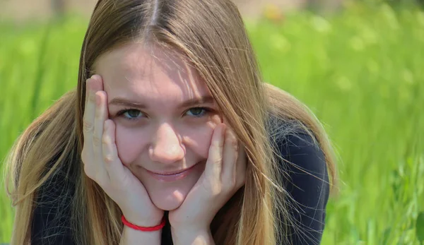 Зблизька Портрет Чарівної Усміхненої Європейської Дівчини Підлітка — стокове фото