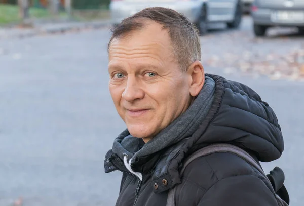 Portret Pięćdziesięcioletniego Mężczyzny Europejskim Wyglądzie Odzieży Wierzchniej Uśmiechniętego Tle Pejzażu — Zdjęcie stockowe