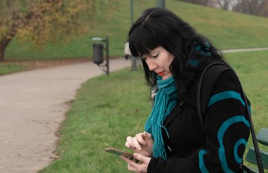 Cep telefonuna bakan 45 yaşında güzel bir kadının portresi.