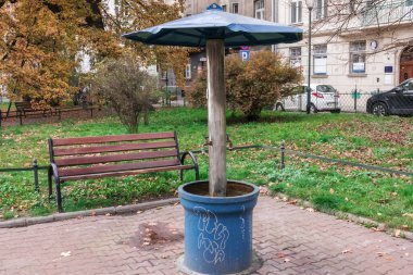 Bahçedeki küçük bir parkta eski su musluğu.